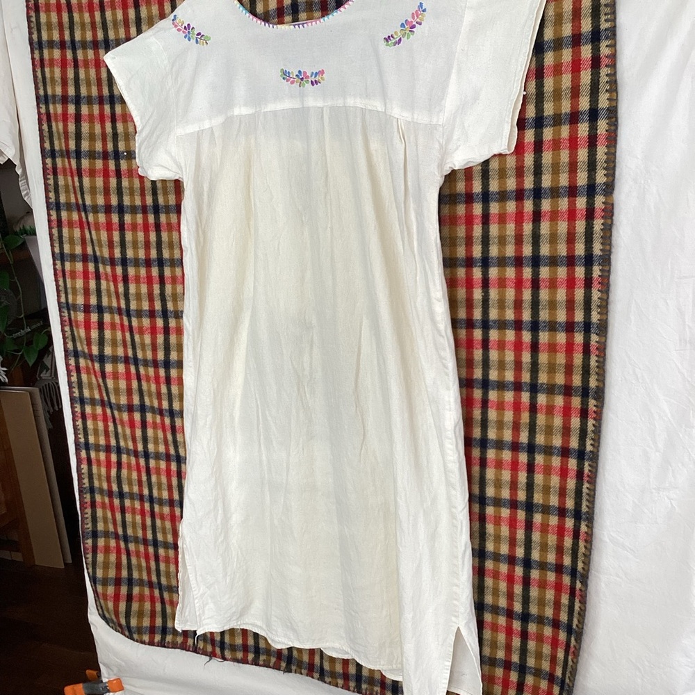 White embroidered Mexican Hispanic huipil dress - Picture 6 of 9